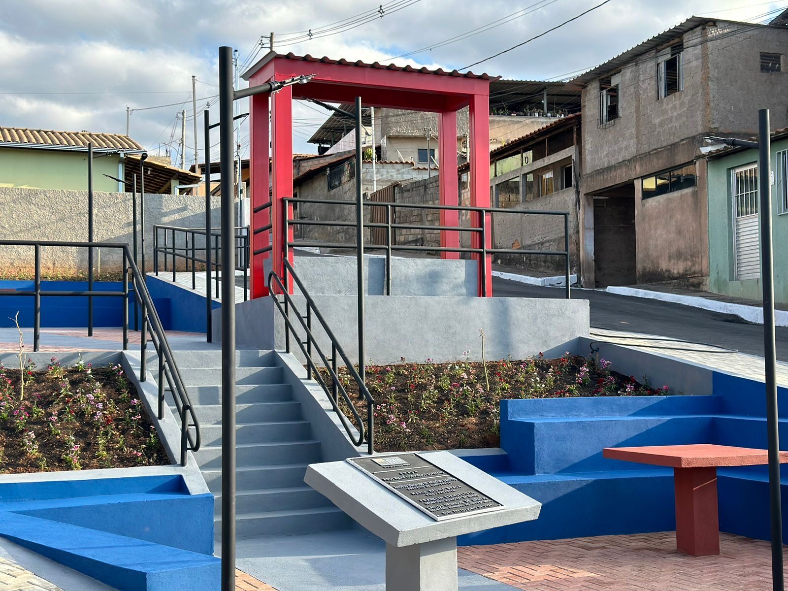Escadas, rampas e guarda-corpos da Praça de Convivência