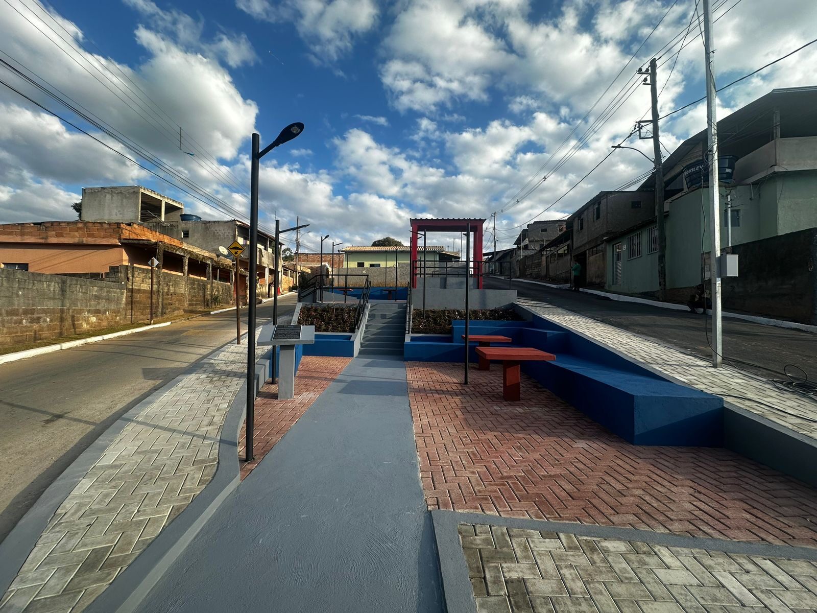 Vista geral frontal da praça
