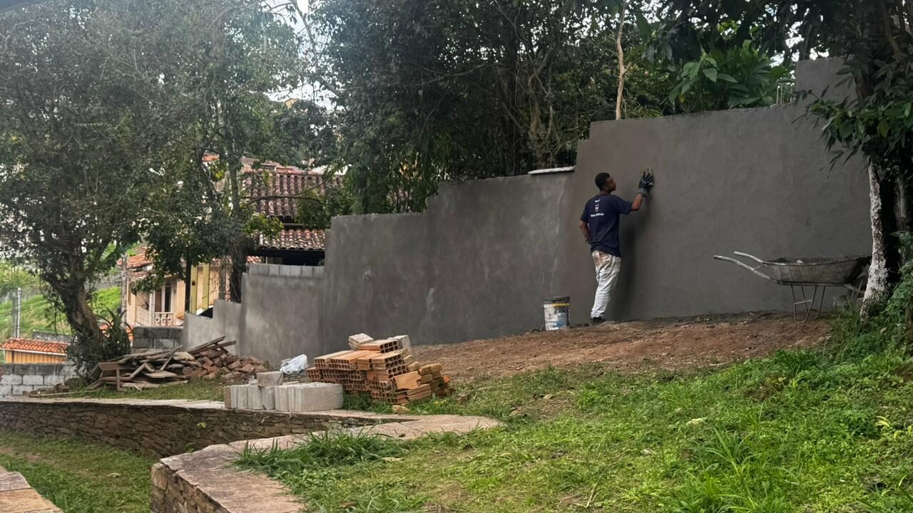 Revestimento e acabamento de muro externo
