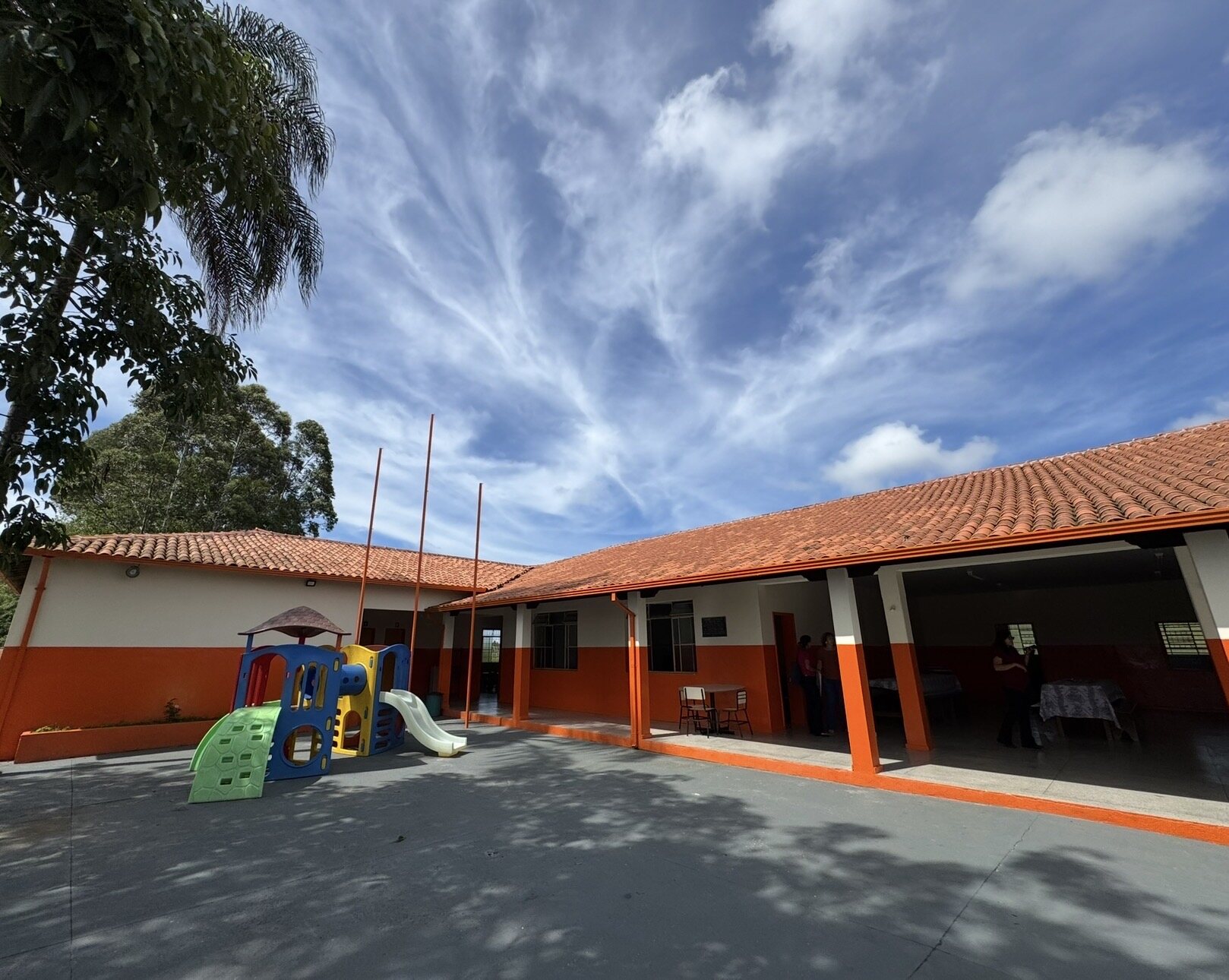 Pátio da escola após a reforma concluída