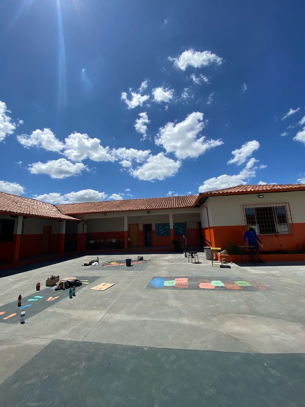 Pátio com pintura recreativa em execução final
