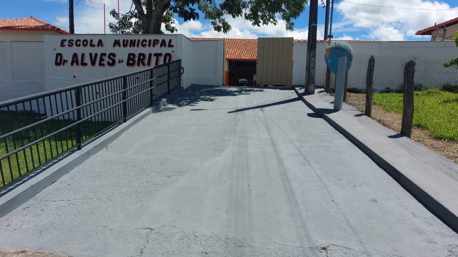Acesso principal da escola revitalizado