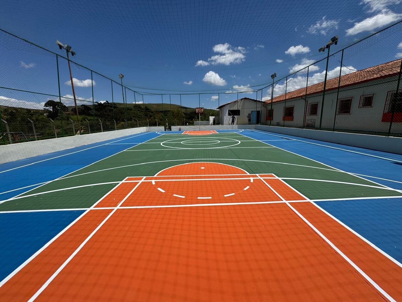 Piso revitalizado com demarcação poliesportiva