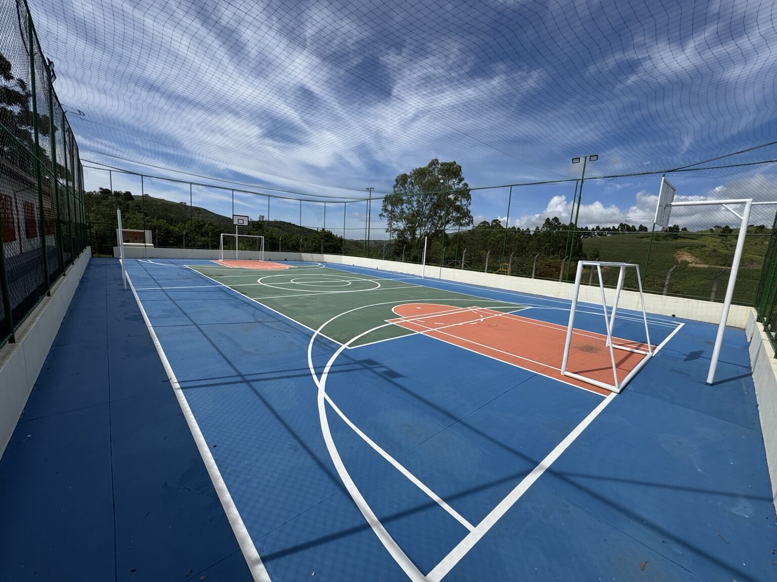 Vista ampla da quadra poliesportiva concluída